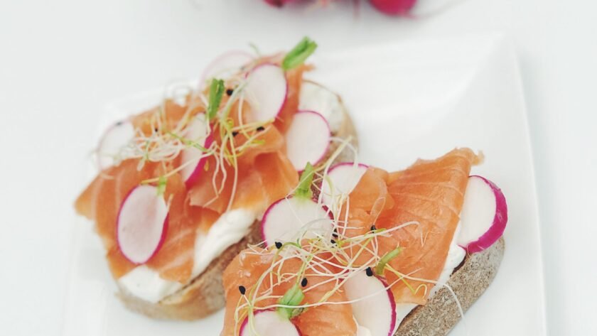 Tartine fromage blanc - saumon fumé -radis croquants