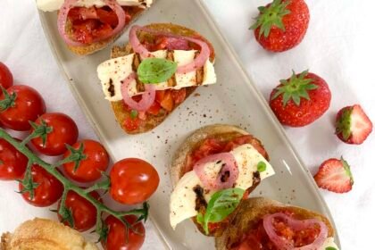 Crostini tomates en grappe & San Marzano / Halloumi grillé / fraises / oignons pickels