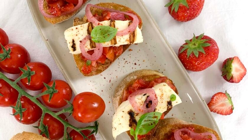 Crostini tomates en grappe & San Marzano / Halloumi grillé / fraises / oignons pickels