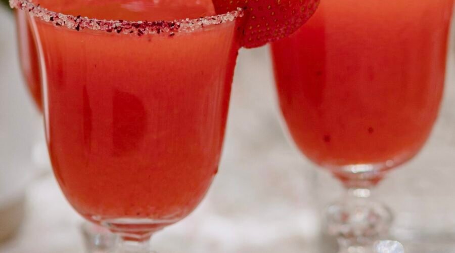 Mocktail hibiscus, fraises et basilic • Leslie en Cuisine