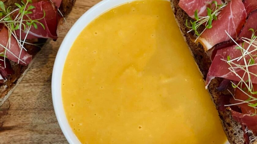 Potage de panais & carottes - Toast au jambon d’Ardenne