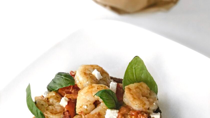Tartine aux parfums de tomates, courgettes et scampis