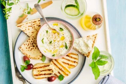 Tzatziki / Halloumi grillé et olives de Kalamata - Recette grecque