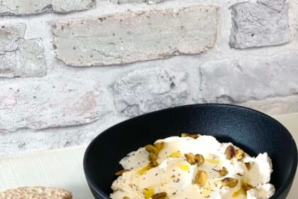 Labneh aux pistaches torréfies et hibiscus