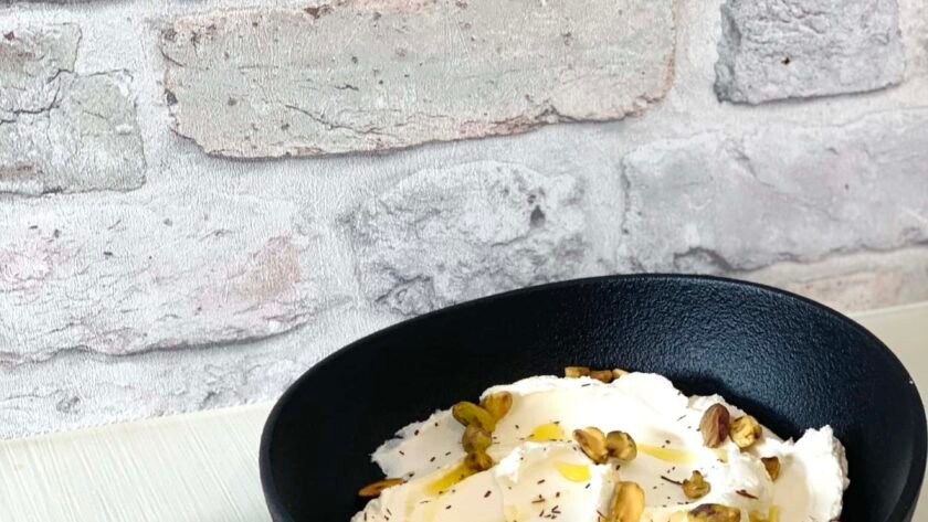 Labneh aux pistaches torréfies et hibiscus