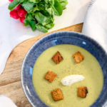 Soupe de fanes de radis, croûtons et crème épaisse • Leslie en Cuisine