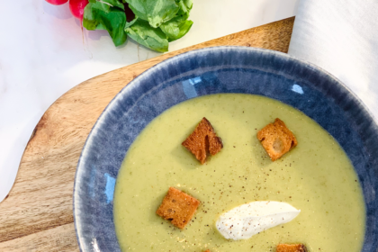 Soupe de fanes de radis, croûtons et crème épaisse • Leslie en Cuisine