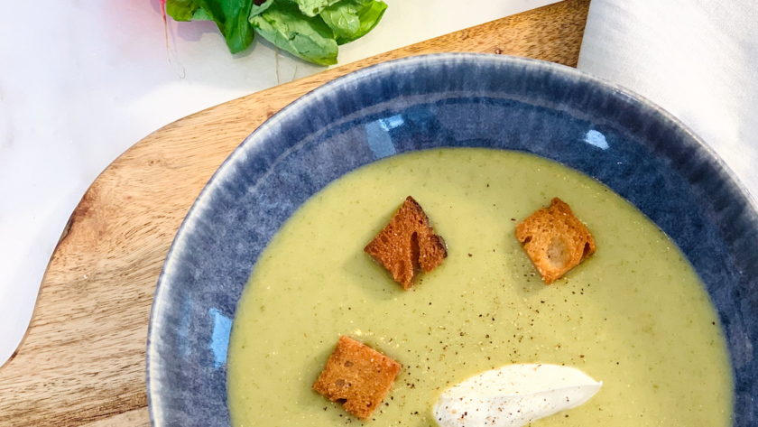 Soupe de fanes de radis, croûtons et crème épaisse • Leslie en Cuisine