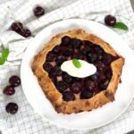 Tarte rustique aux cerises et crème montée
