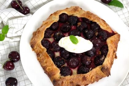 Tarte rustique aux cerises et crème montée