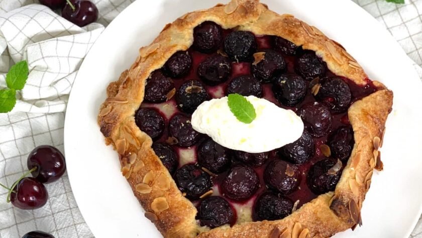 Tarte rustique aux cerises et crème montée