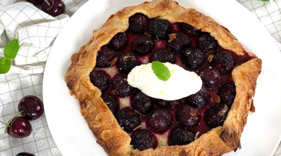 Tarte rustique aux cerises et crème montée