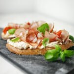 Tartine Speck, tomates confites et mascarpone • Leslie en Cuisine