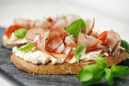 Tartine Speck, tomates confites et mascarpone • Leslie en Cuisine
