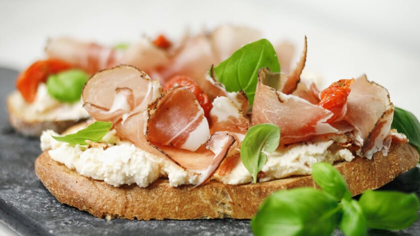 Tartine Speck, tomates confites et mascarpone • Leslie en Cuisine