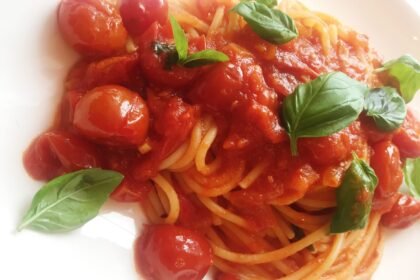 Spaghetti tomates - basilic - Recette tellement basique et délicieuse !