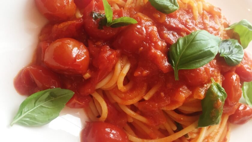 Spaghetti tomates - basilic - Recette tellement basique et délicieuse !