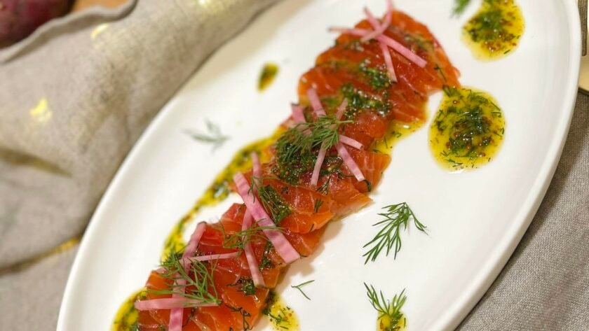 Gravlax de truite, betterave et sauce suédoise • Leslie en Cuisine