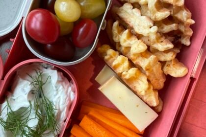 Gaufres poivrons, feta, meule du plateau et herbes fraîches ￼ • Leslie en Cuisine