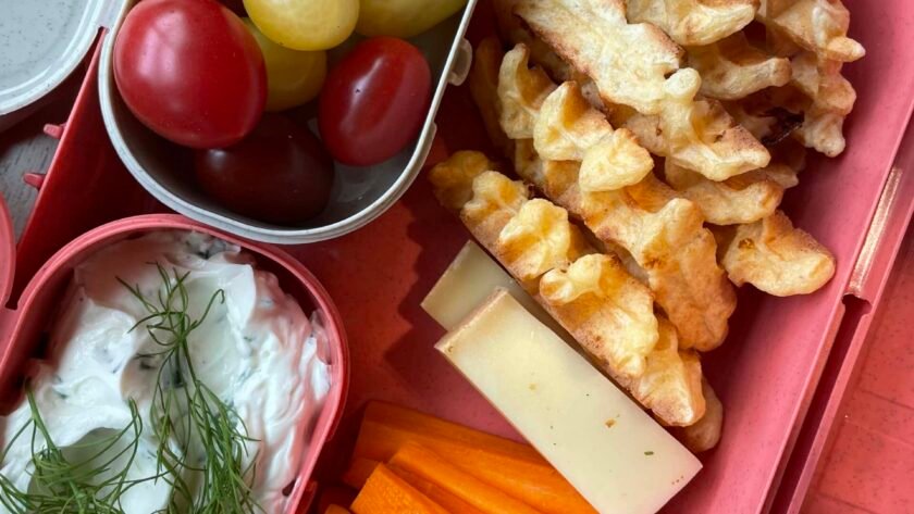 Gaufres poivrons, feta, meule du plateau et herbes fraîches ￼ • Leslie en Cuisine