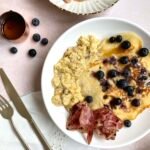 Pancakes myrtilles, bacon et oeufs brouillés • Leslie en Cuisine