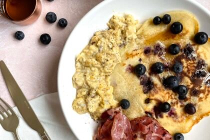 Pancakes myrtilles, bacon et oeufs brouillés • Leslie en Cuisine