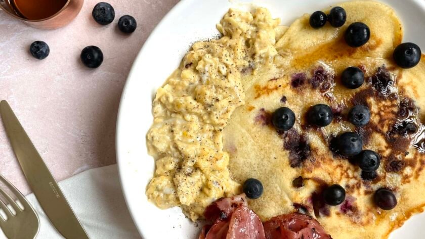 Pancakes myrtilles, bacon et oeufs brouillés • Leslie en Cuisine