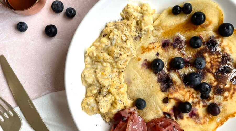 Pancakes myrtilles, bacon et oeufs brouillés • Leslie en Cuisine