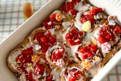 Cinnamon rolls avec compotée de fraises • Leslie en Cuisine