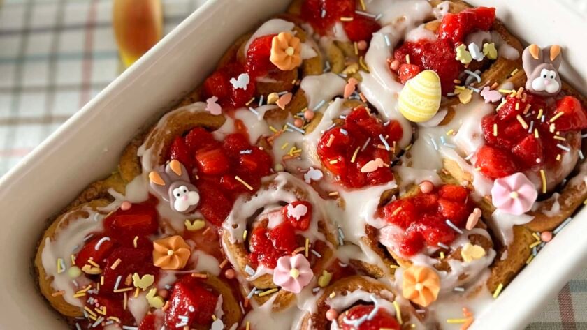 Cinnamon rolls avec compotée de fraises • Leslie en Cuisine