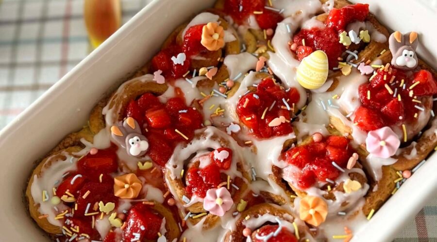 Cinnamon rolls avec compotée de fraises • Leslie en Cuisine