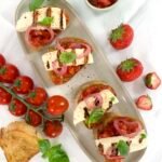 Crostini tomates en grappe & San Marzano / Halloumi grillé / fraises / oignons pickels