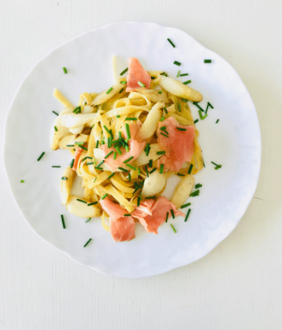 Tagliatelle fraîches, beurre citronné, asperges et saumon fumé • Leslie en Cuisine