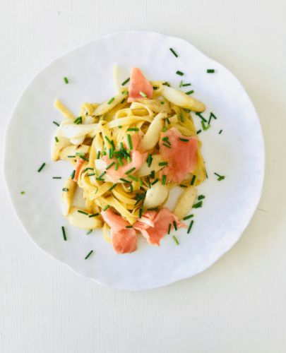 Tagliatelle fraîches, beurre citronné, asperges et saumon fumé • Leslie en Cuisine