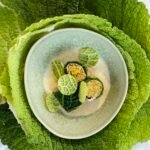 Chou vert en rouleaux et embeurrée aux poireaux
