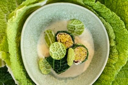 Chou vert en rouleaux et embeurrée aux poireaux