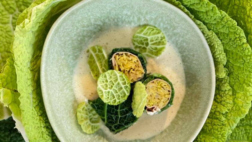 Chou vert en rouleaux et embeurrée aux poireaux