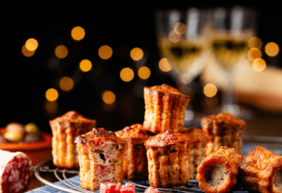 Mini Cannelés Salame Cacciatore AOP, olives noires et parmesan • Leslie en Cuisine