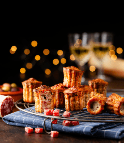 Mini Cannelés Salame Cacciatore AOP, olives noires et parmesan • Leslie en Cuisine