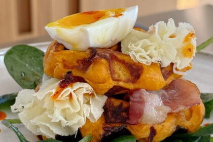 Mini gaufres de patate douce, Tête de Moine AOP, bacon et oeufs mollets • Leslie en Cuisine