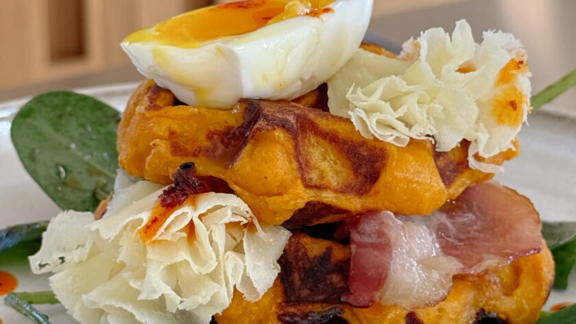 Mini gaufres de patate douce, Tête de Moine AOP, bacon et oeufs mollets • Leslie en Cuisine