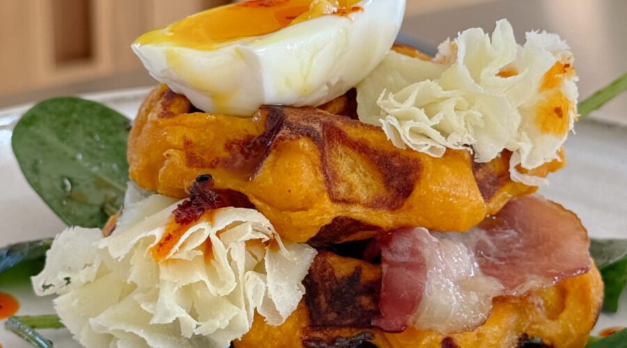 Mini gaufres de patate douce, Tête de Moine AOP, bacon et oeufs mollets • Leslie en Cuisine