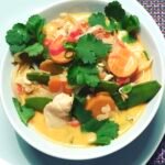 Poulet au curry rouge et légumes croquants