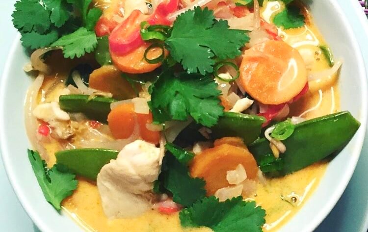 Poulet au curry rouge et légumes croquants