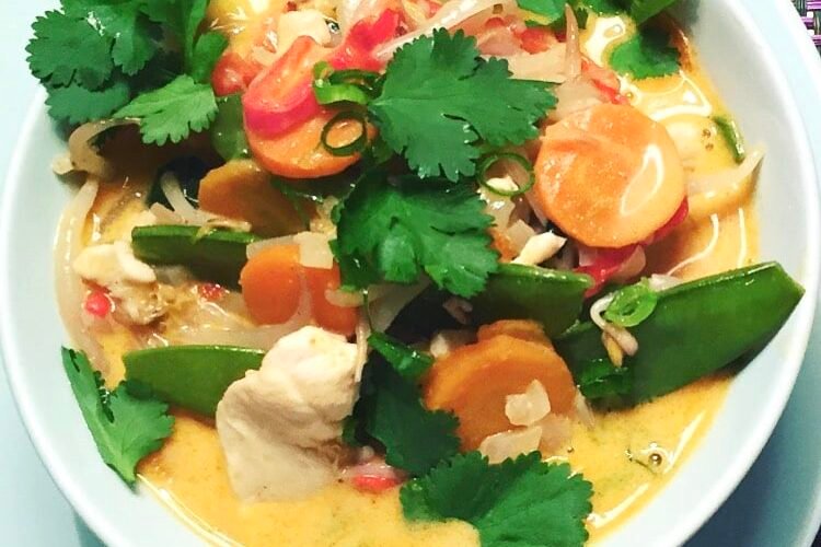 Poulet au curry rouge et légumes croquants