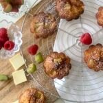 Des muffins à la rhubarbe, framboise et chocolat blanc • Leslie en Cuisine