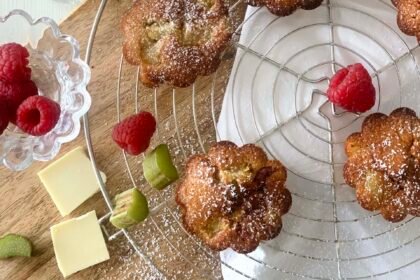 Des muffins à la rhubarbe, framboise et chocolat blanc • Leslie en Cuisine