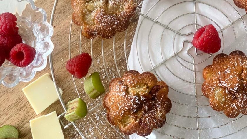 Des muffins à la rhubarbe, framboise et chocolat blanc • Leslie en Cuisine
