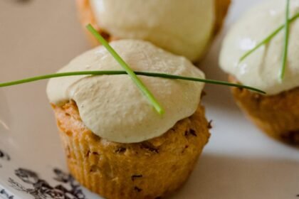 Muffins Serrano, mozzarella et topping asperges vertes • Leslie en Cuisine