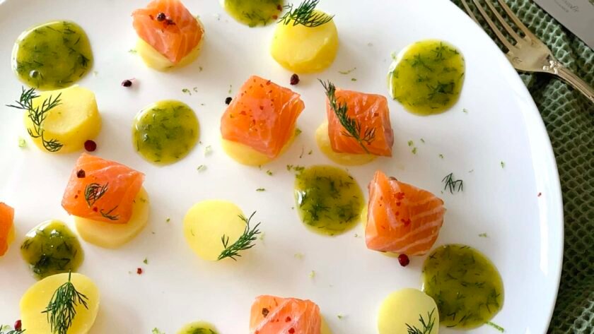 Saumon gravlax fumé - sauce suédoise et pommes de terre tièdes